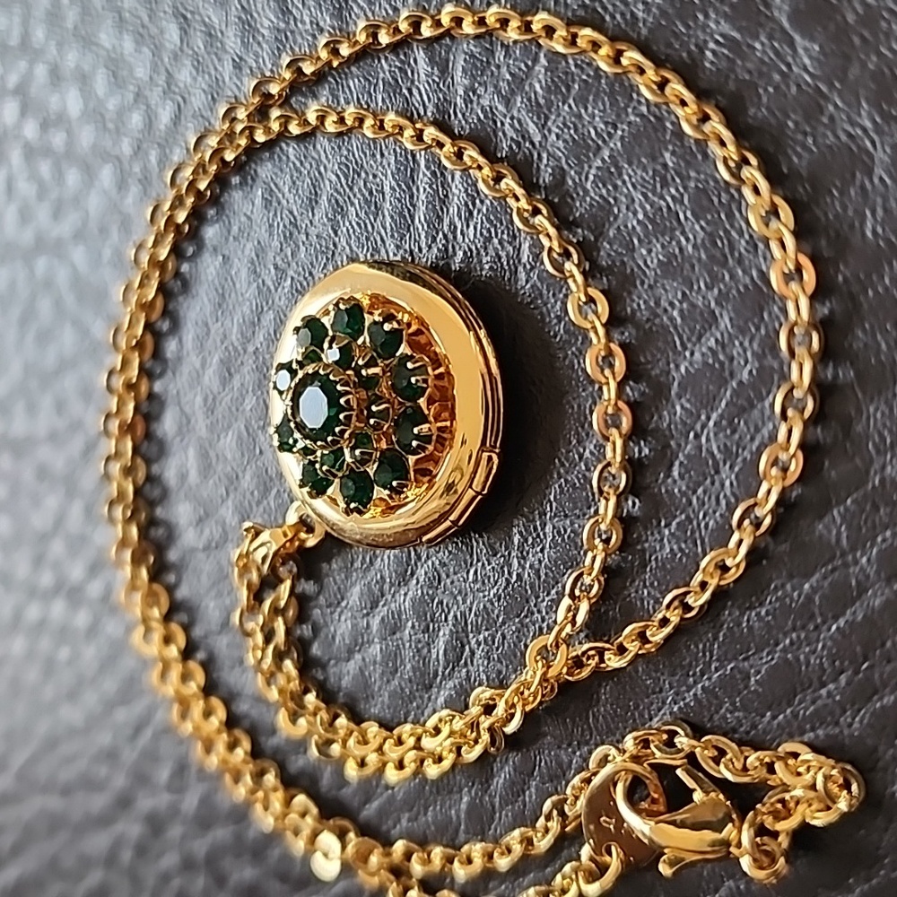 Elegant Avon Gold and Green Pendant Necklace - Picture 2 of 12